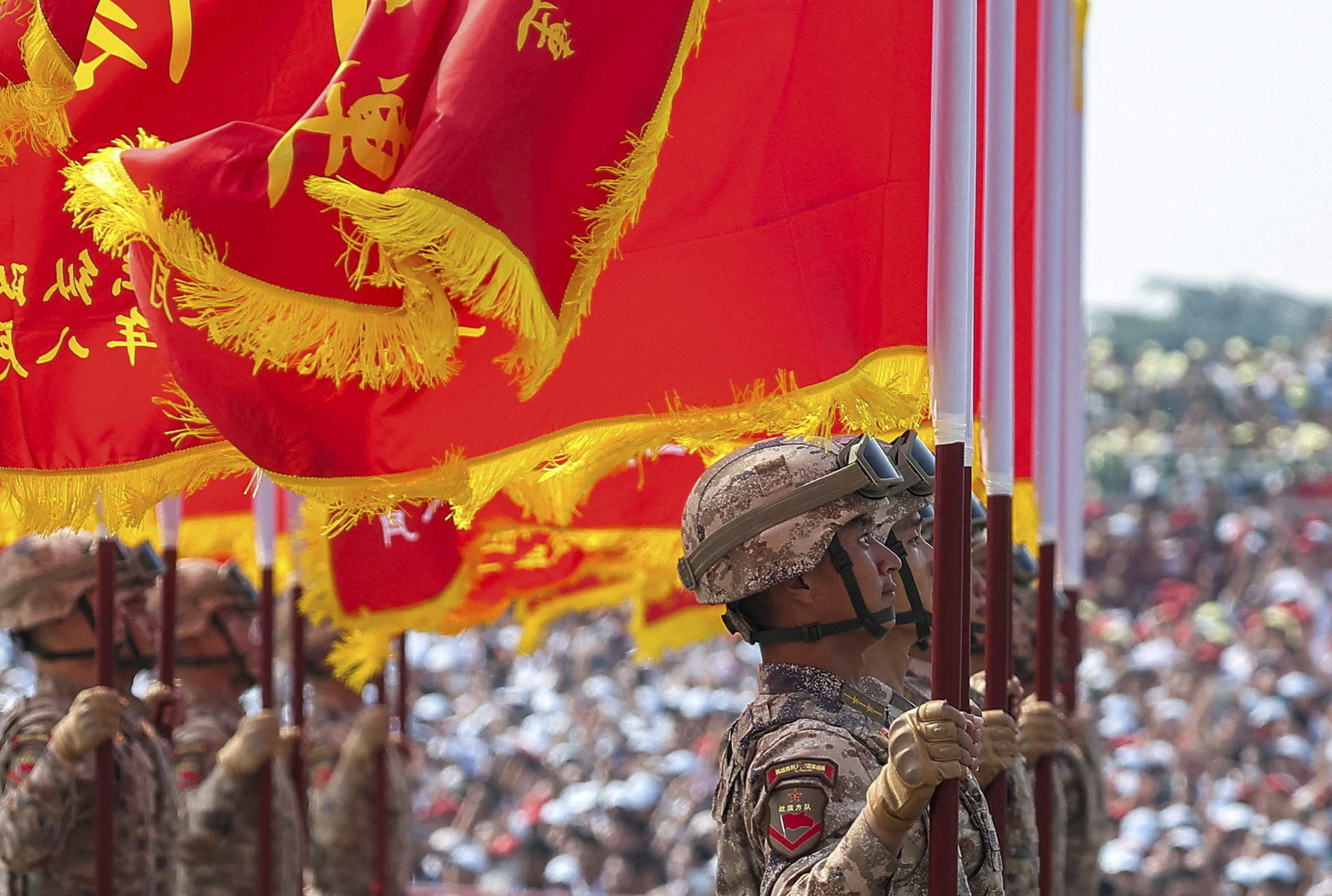 В шествии приняли участие более 10 тыс. военных. На параде впервые показали межконтинентальную стратегическую ядерную ракету DF-5С. Global Times пишет, что она &laquo;способна поразить любую точку земного шара&raquo;, так как имеет дальность полета более 20 тыс. км.

