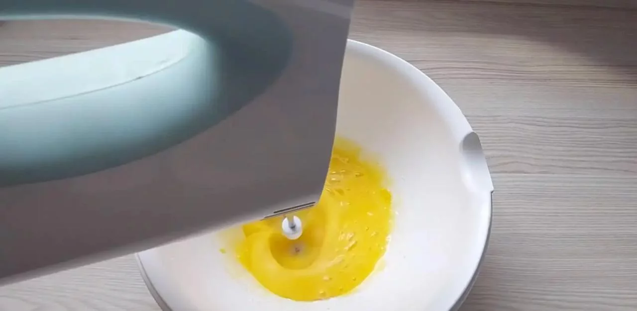 Взбейте яйца с сахаром