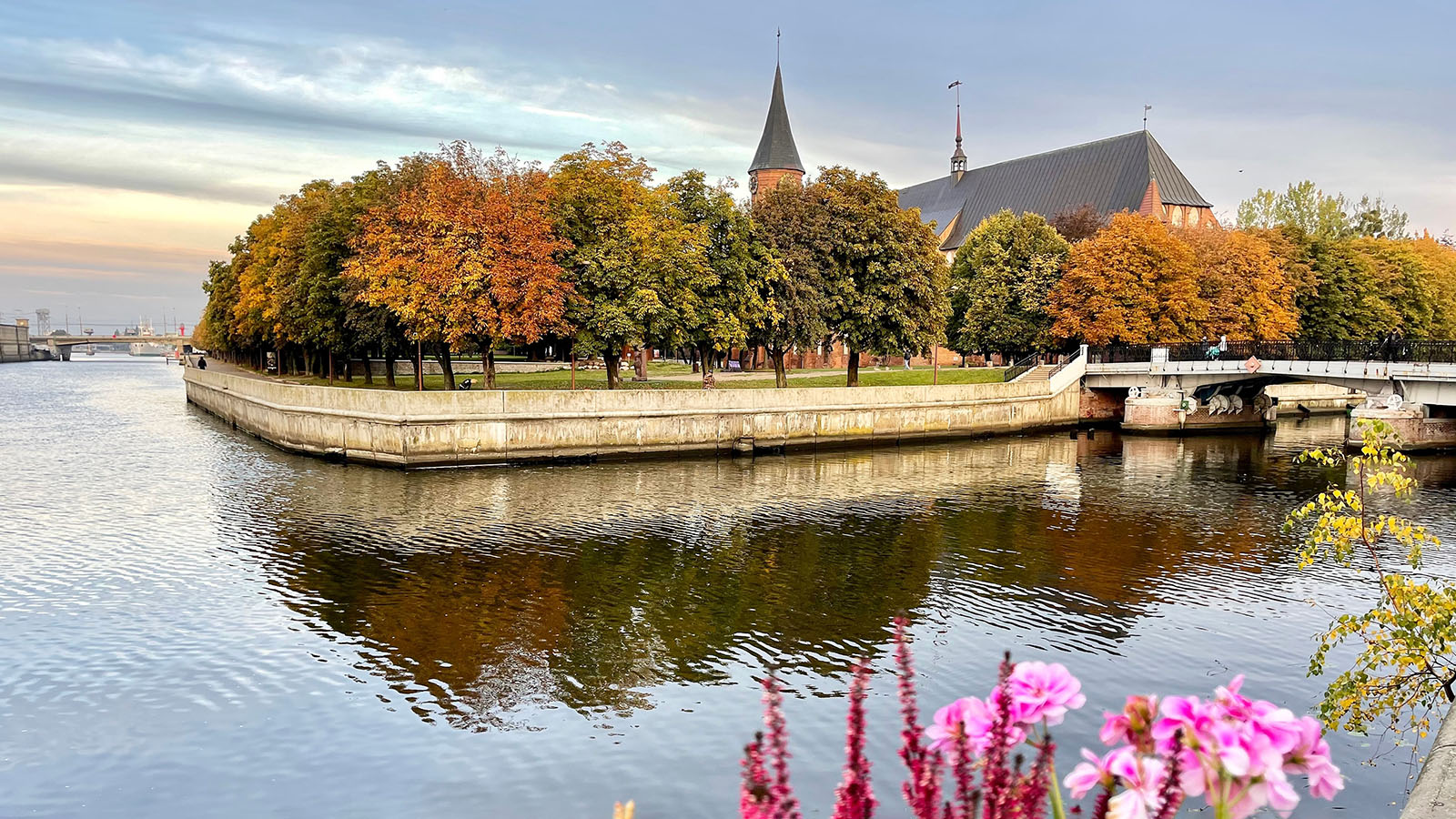 Осенний вид на остров Канта, Калининград, Россия