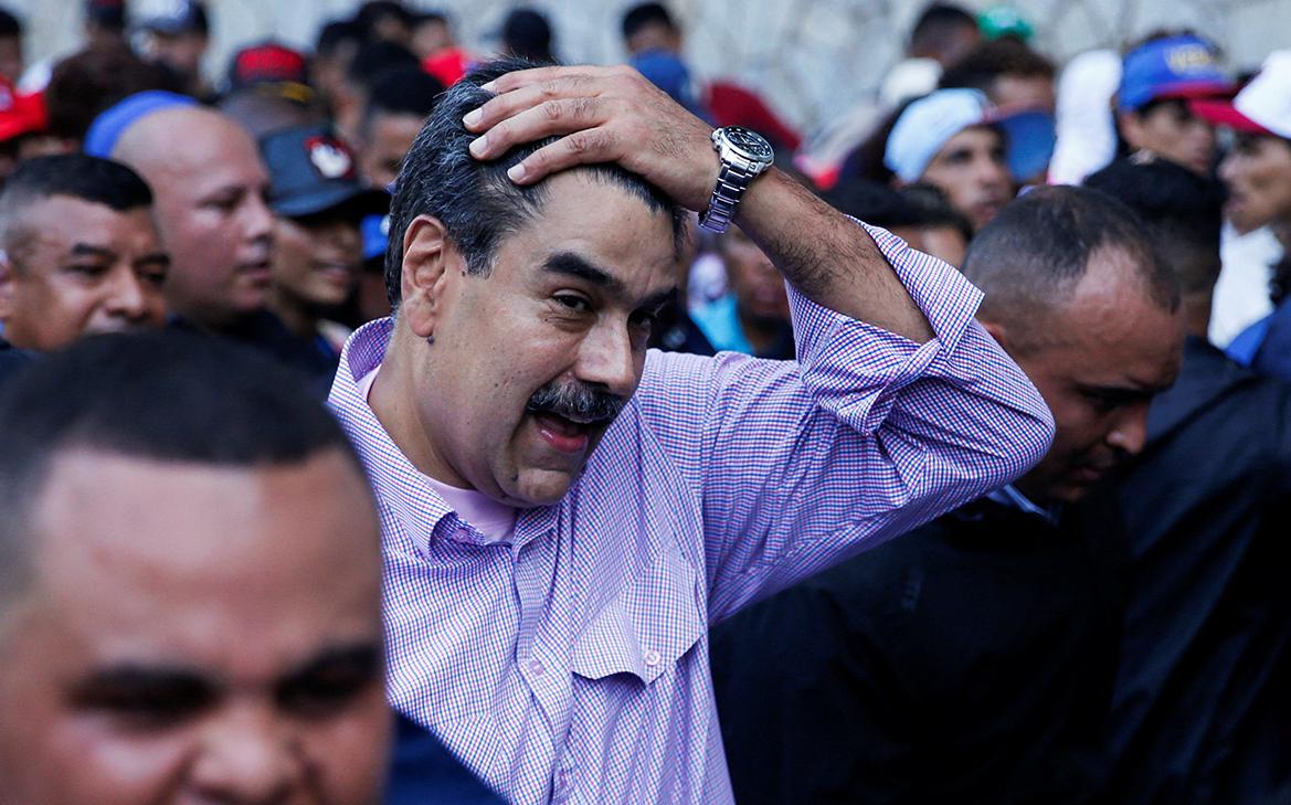 Болтон заявил, что Трамп положил оружие на стол перед Мадуро