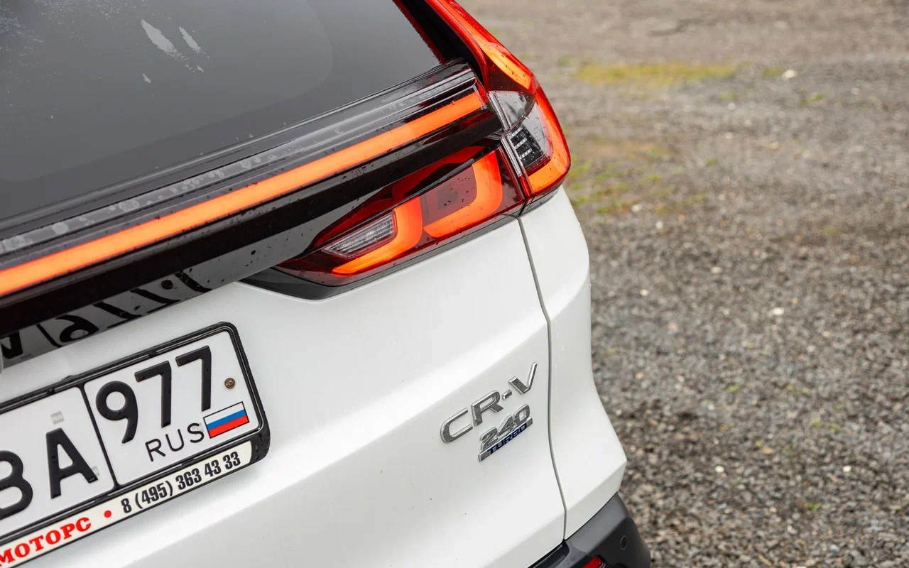 Теперь логотип&nbsp;Honda и надпись CR-V на крышке багажника&nbsp;в России&nbsp;&mdash; атрибуты дороговизны и статуса. По факту&nbsp;эта машина&nbsp;&mdash;&nbsp;самый обычный кроссовер без тени&nbsp;премиальности&nbsp;