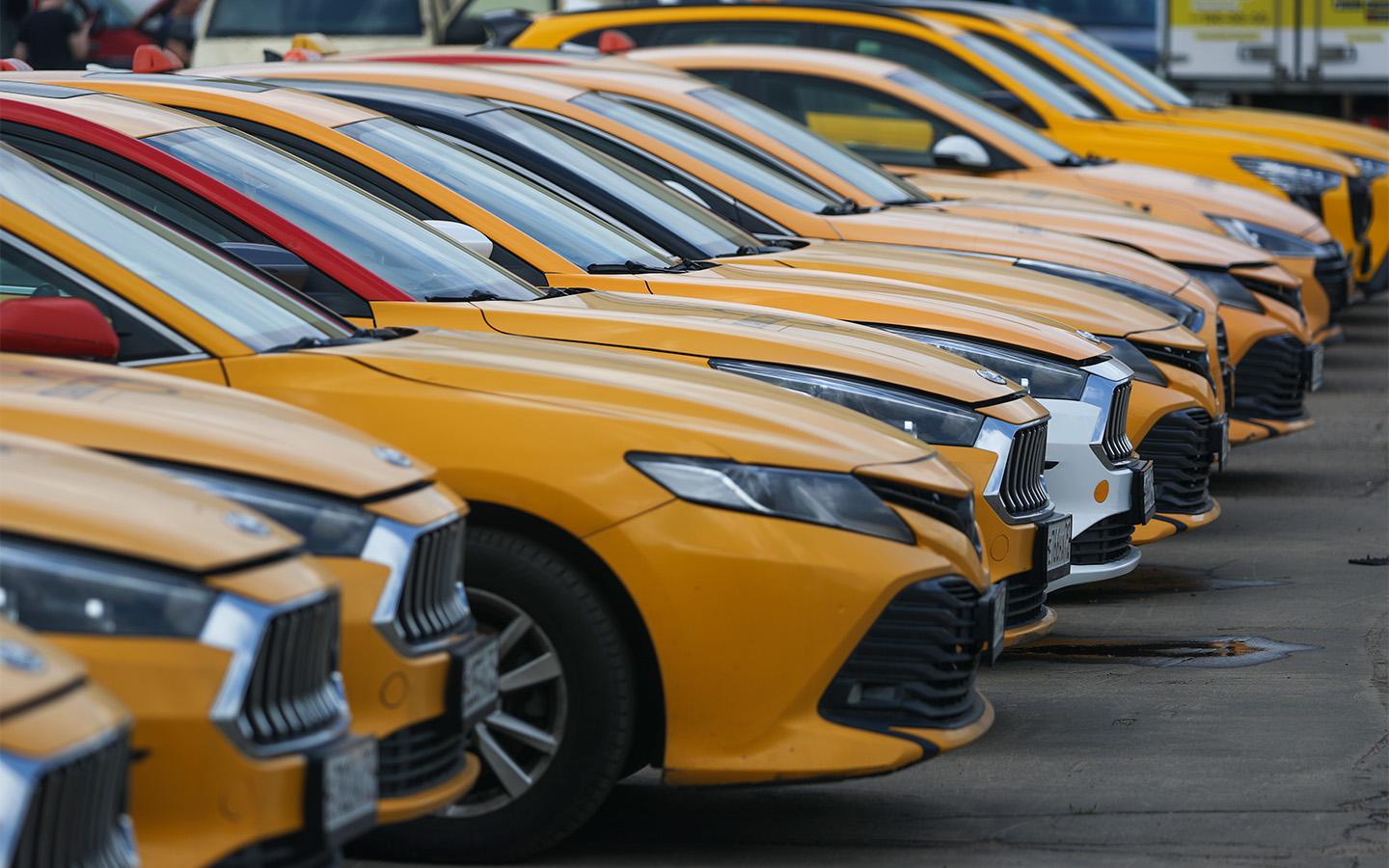 Самозанятым таксистам разрешили работать на иномарках. Дума приняла закон