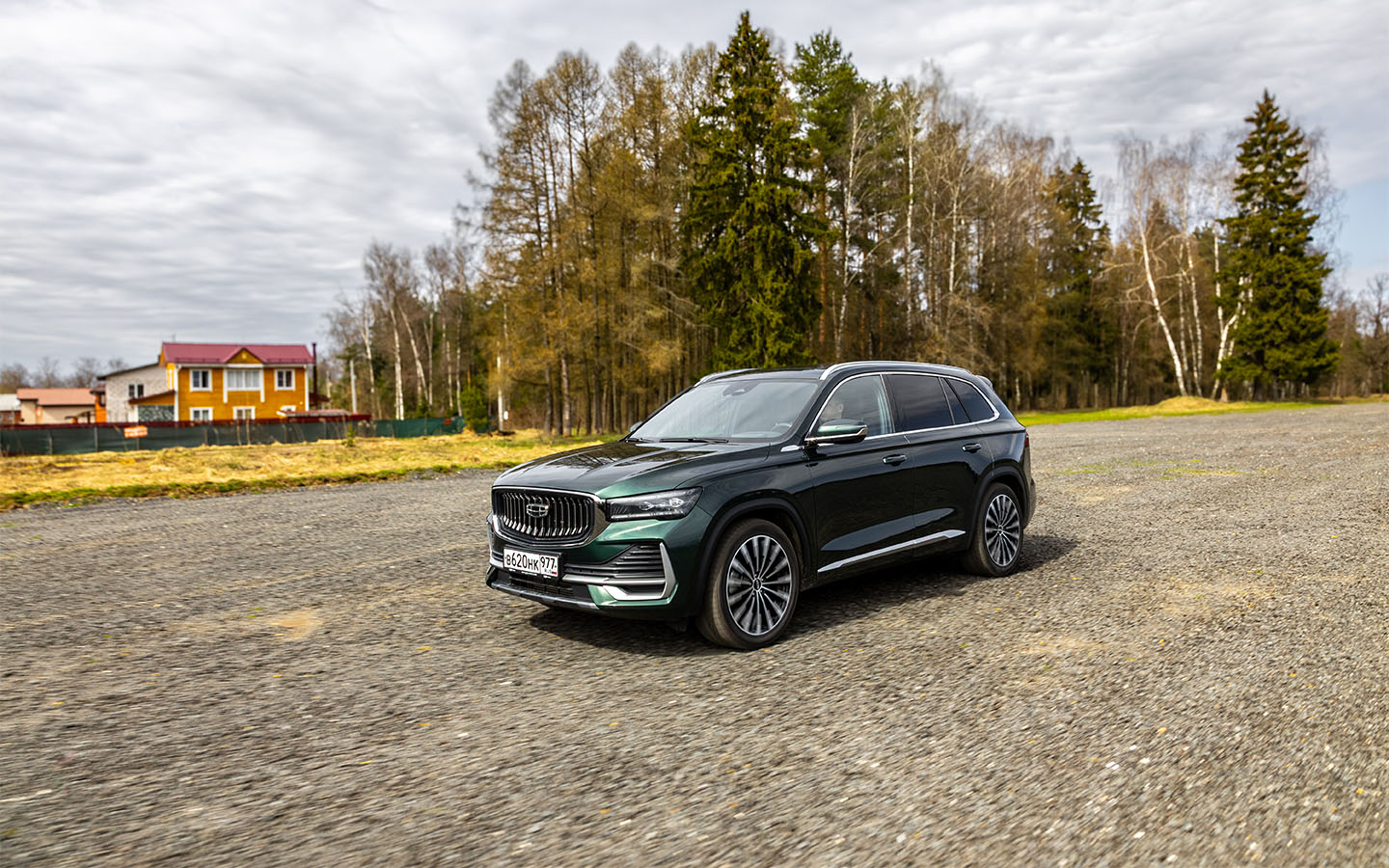 Geely Monjaro предлагается в России в пяти оттенках: зеленый, черный, белый, серый и серебристый металлик