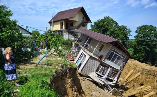 В Адлере рухнул дом,  пострадавший от строительных работ на соседней стройплощадке 
