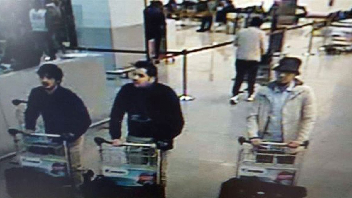 Кадр с камеры наблюдения аэропорта Брюсселя, распространенный полицией по требованию прокуратуры, на котором изображены трое подозреваемых в совершении теракта


