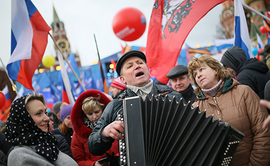 Участники митинга-концерта &laquo;Мы вместе&raquo;,&nbsp;посвященного годовщине воссоединения Крыма с Россией


