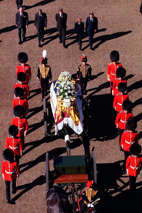 На фото: принц Чарльз с сыновьями Гарри и Уильямом на похоронах принцессы Дианы, 1997 год

31 августа 1997 года Диана погибла в автокатастрофе в Париже. Чарльз был в числе тех, кто отправился во Францию, чтобы доставить тело бывшей жены в Лондон, а потом вместе с сыновьями шел за гробом до Вестминстерского аббатства, где состоялась церемония прощания.