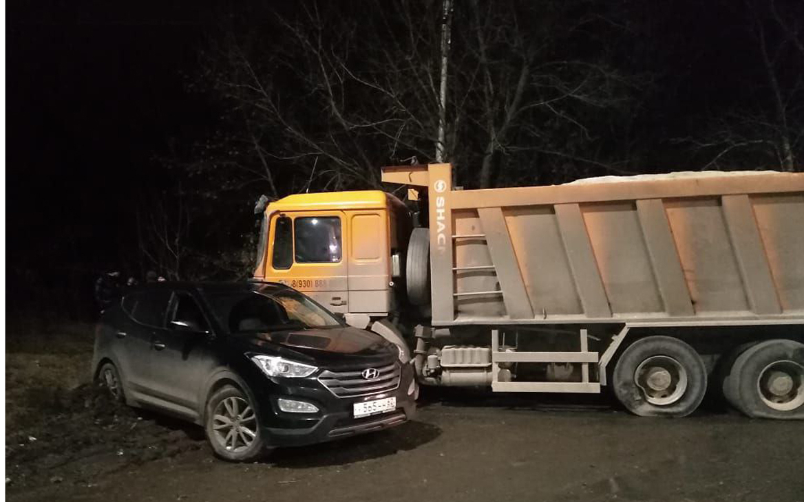 В Рязани грузовик сбил насмерть двух женщин на остановке