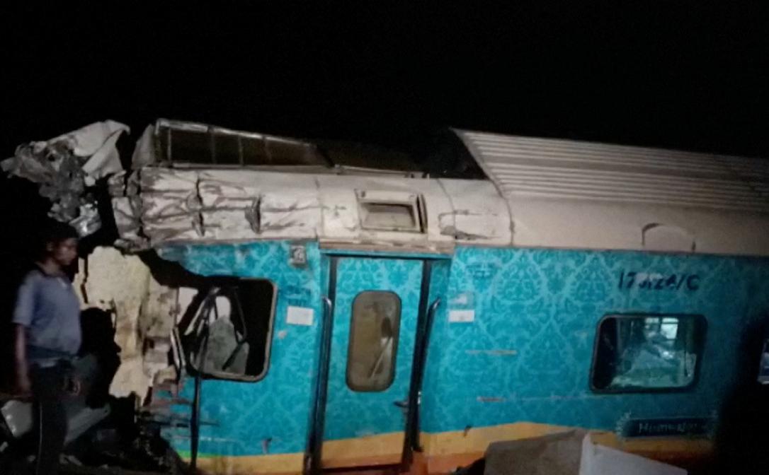 Число погибших при столкновении поездов в Индии превысило 230 человек