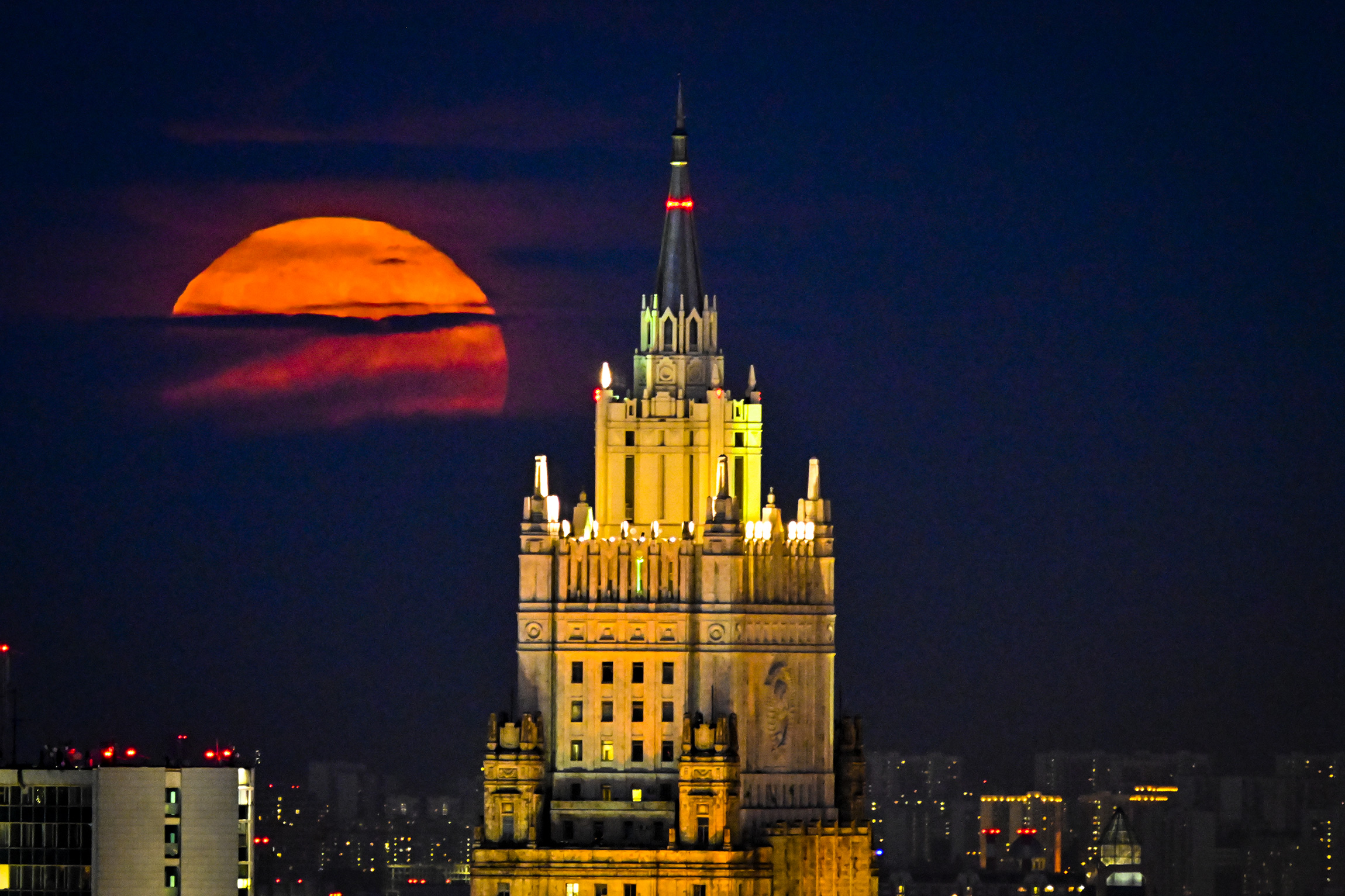 Луна над зданием МИДа в Москве
