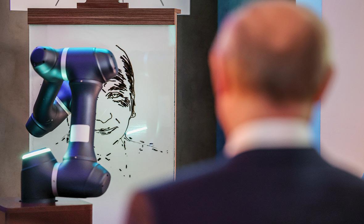 Владимир Путин во время посещения выставки-форума &laquo;Россия&raquo; на ВДНХ в Москве