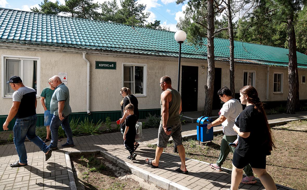 Эвакуированные из города Суджа жители в пункте временного размещения