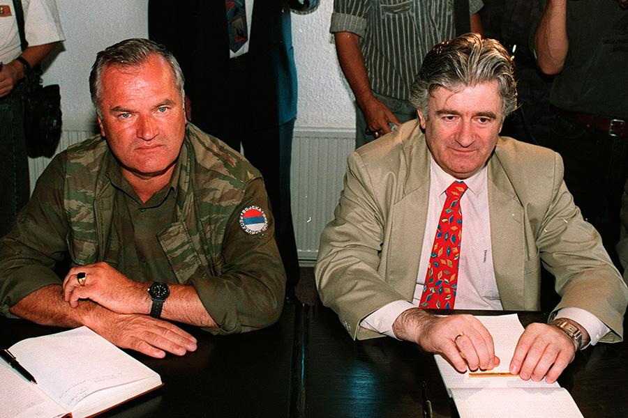 Ратко Младич (слева) и Радован Караджич (справа)