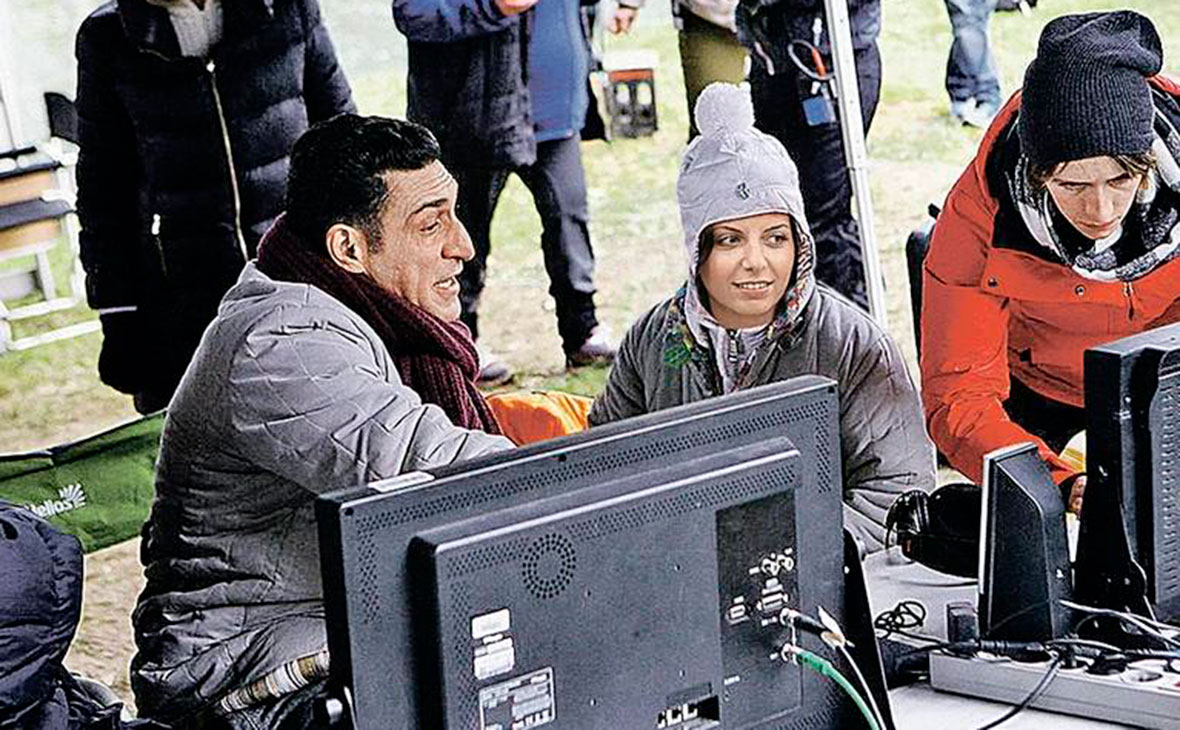 В 2011 году Кеосаян снял мини-сериал &laquo;Ялта-45&raquo; о работе спецслужб накануне Ялтинской конференции. Три года спустя он срежиссировал сериал &laquo;Море. Горы. Керамзит&raquo; о жителях сочинского поселка, в который приходит олимпийская стройка, еще через три года&nbsp;&mdash; сериал &laquo;Актриса&raquo; (на фото во время съемок). А в 2018 году выпустил комедию &laquo;Крымский мост. Сделано с любовью!&raquo; Фильм собрал в прокате около ₽70 млн при бюджете более ₽154 млн, 100 из них выделил Фонд кино на безвозвратной основе. Сценарий для трех последних проектов написала жена режиссера Маргарита&nbsp;Симоньян.