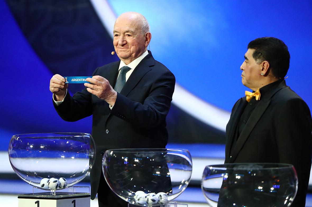 Никита Симонян и Диего Марадона на жеребьевке ЧМ-2018