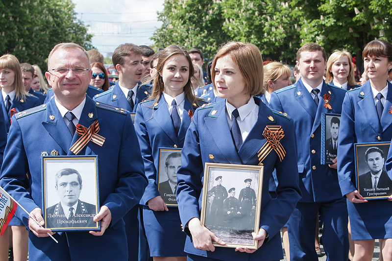 Прокурор Крыма Наталья Поклонская (справа на первом плане) участвует в акции &laquo;Бессмертный полк&raquo; в Симферополе.