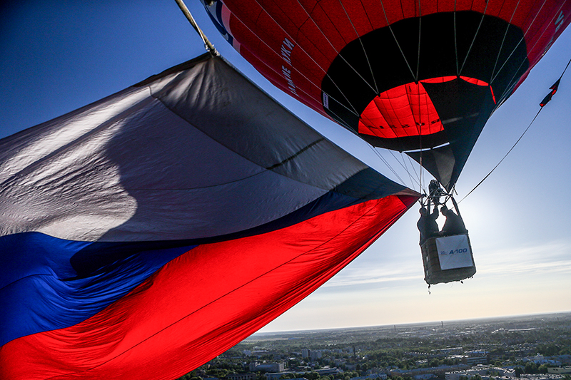 Участники 20-й юбилейной международной встречи воздухоплавателей в Великих Луках развернули российский флаг в День России.