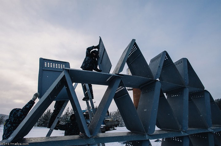 Екатеринбургский художник построил "Стабильность" из полицейских щитов