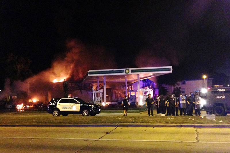Пожар на заправочной станции в результате беспорядков в Милуоки



