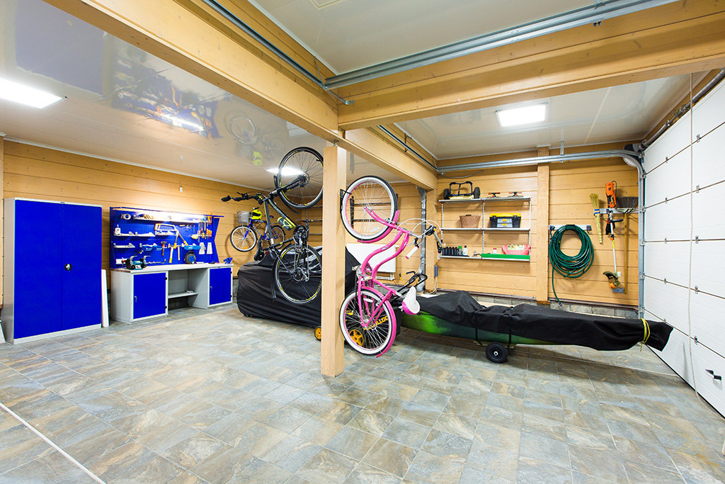 На фото: гаражный комплекс приспособлен для&nbsp;хранения сезонных вещей