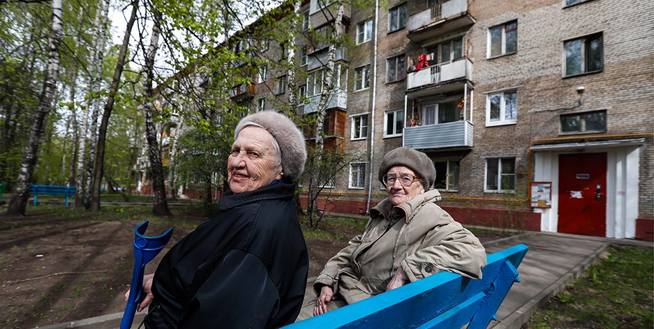 Пожилые женщины у подъезда жилого дома в&nbsp;1-м Рижском переулке (Останкинский район), попавшего в&nbsp;перечень для&nbsp;голосования по&nbsp;включению в&nbsp;проект программы реновации жилья