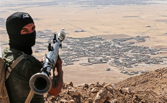 Курдский солдат недалеко от Мосула


