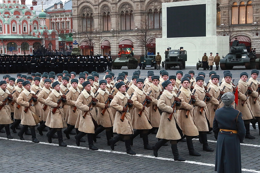 Ноябрьские парады на Красной площади возродились в 2000 году, тогда по ней&nbsp;торжественным маршем прошли ветераны парада 1941 года. Нынешний парад стал 15-м по счету.