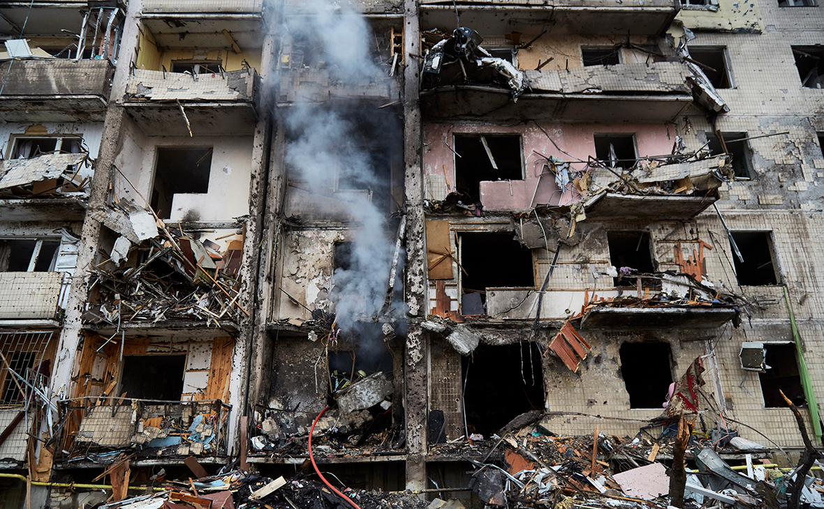 Киев, Украина, пожарные тушат пожар в жилом доме, который был поражен ракетой