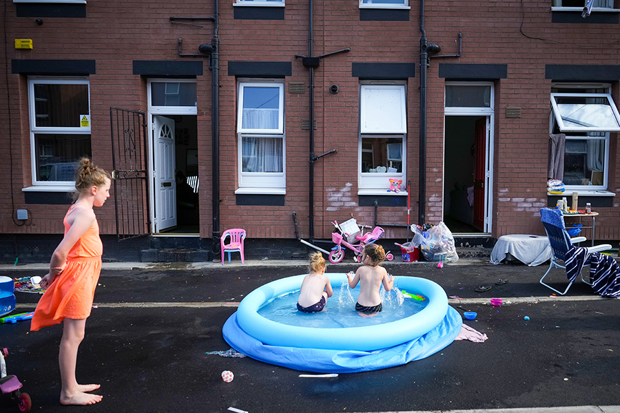 В Лидсе (Великобритания) местные жители устанавливали надувные бассейны прямо напротив домов. The Guardian сообщает, что британцев призвали соблюдать осторожность во время купания. В субботу во время купания с друзьями на набережной Солфорд-Куэйс погиб подросток