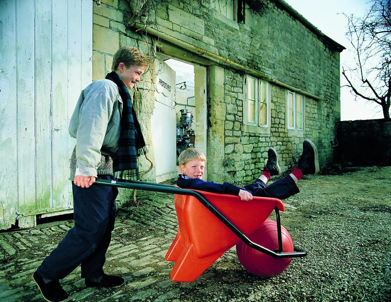 Ballbarrow &mdash; пластиковая тележка, похожая на тачку, которая катится на шаре вместо колеса