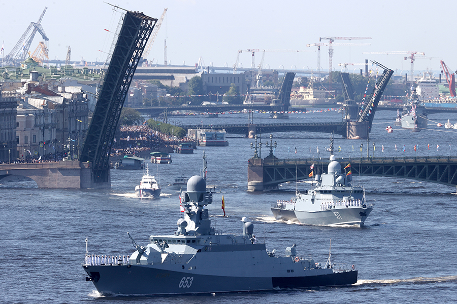 Малые ракетные корабли &laquo;Углич&raquo; и &laquo;Советск&raquo; (справа) на Главном военно-морском параде в честь Дня ВМФ в Петербурге.