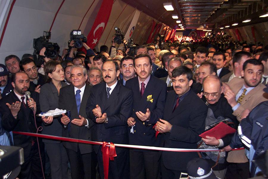 Реджеп Тайип Эрдоган&nbsp;во&nbsp;время открытия метро в Стамбуле, 1999 год