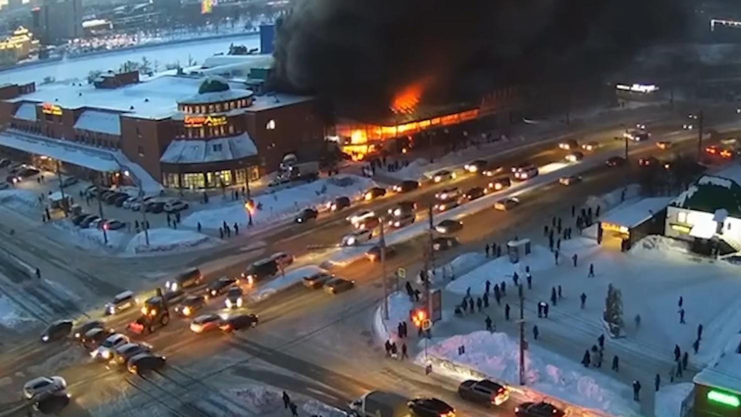 Кадры пожара на рынке в Челябинске