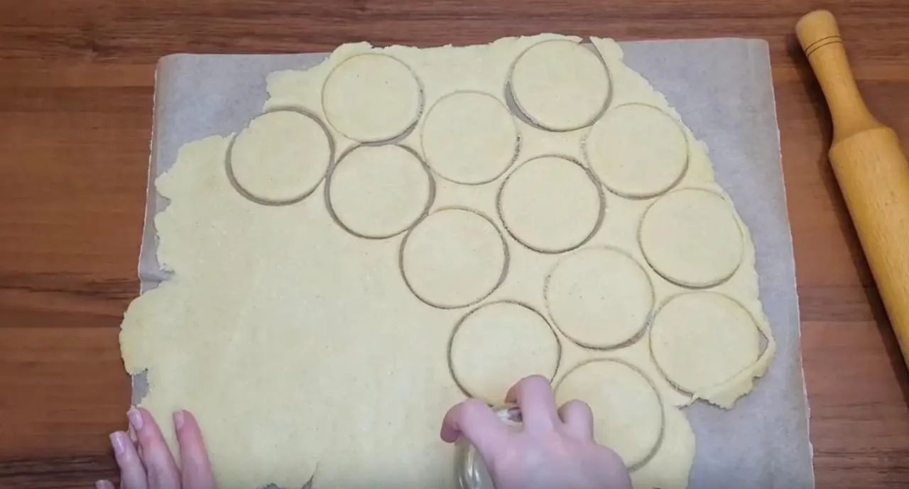 Вырежьте круглые заготовки