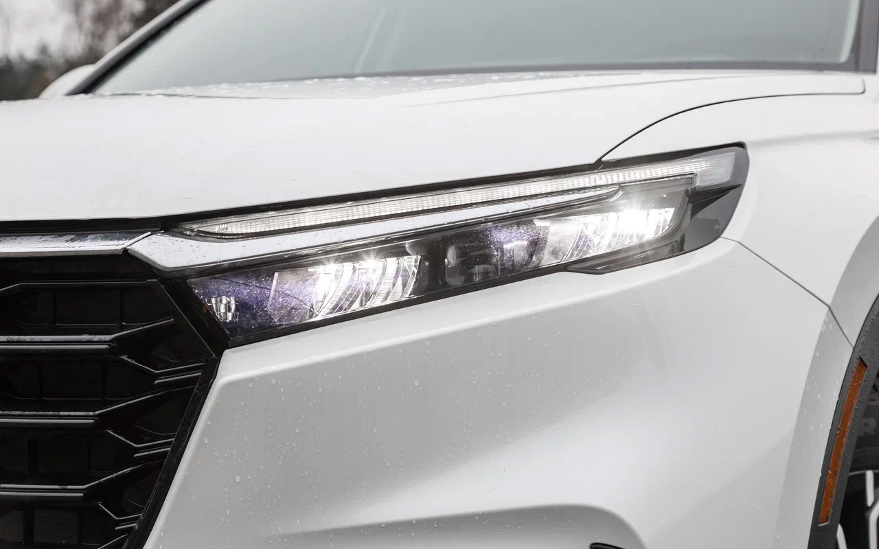 В базовом исполнении Honda CR-V идет с автоматическим светом, а в двух старших комплектациях добавляется адаптивный дальний свет