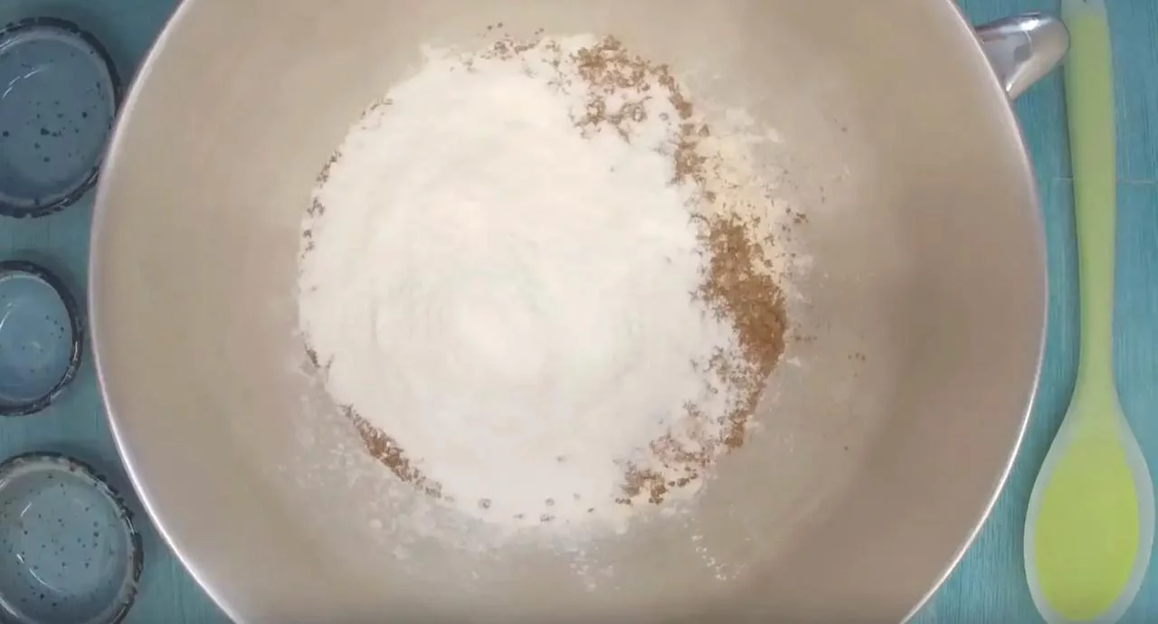 Тщательно перемешайте сухие ингредиенты