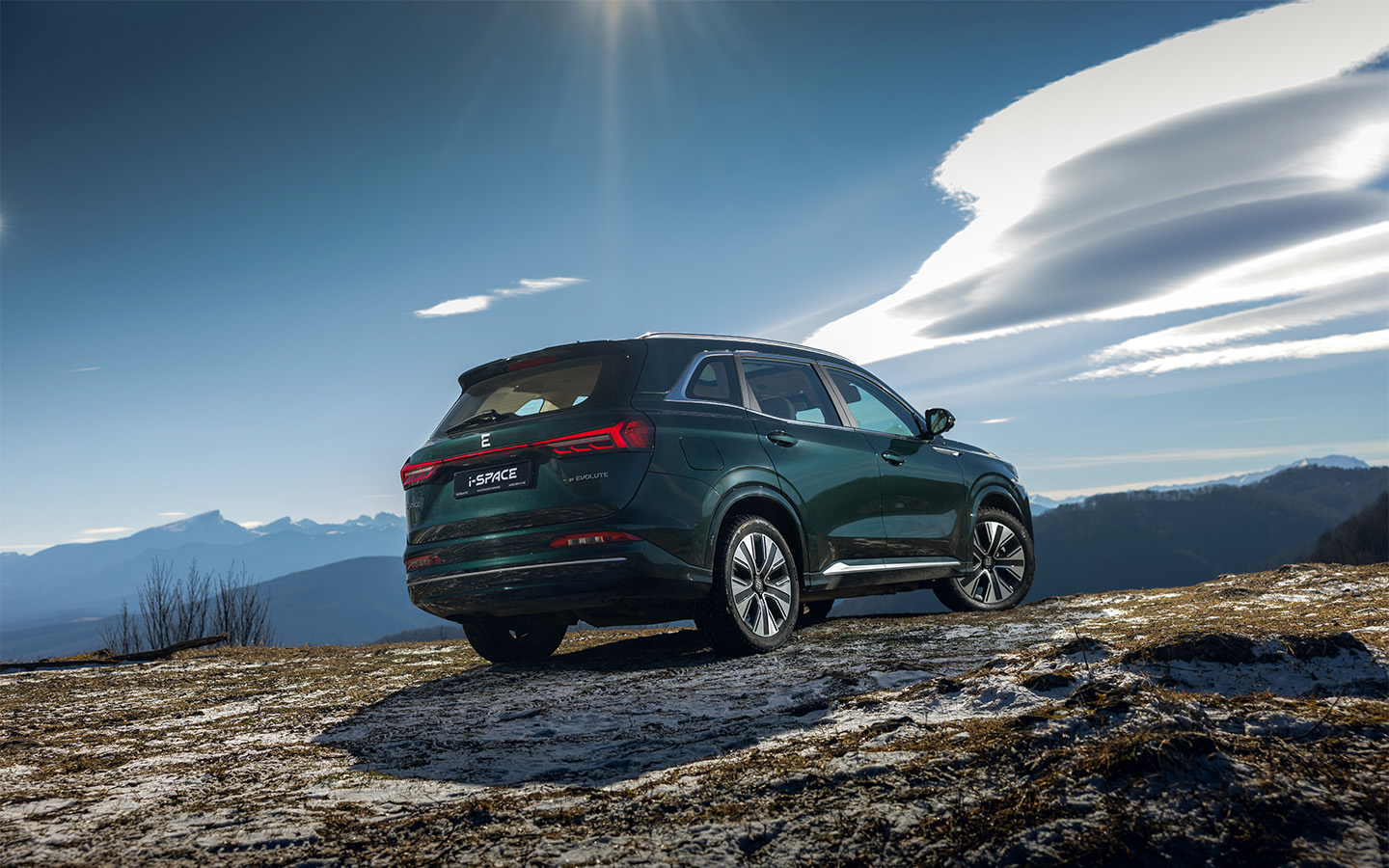 Полноприводная версия i-Space из-за особенностей конфигурации заднего модуля с электромотором лишилась двух задних сидений и существует только в пятиместном варианте