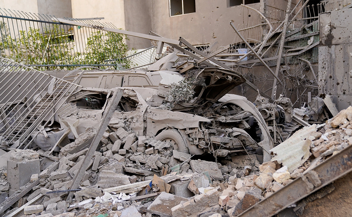 Amir Kholousi / Reuters