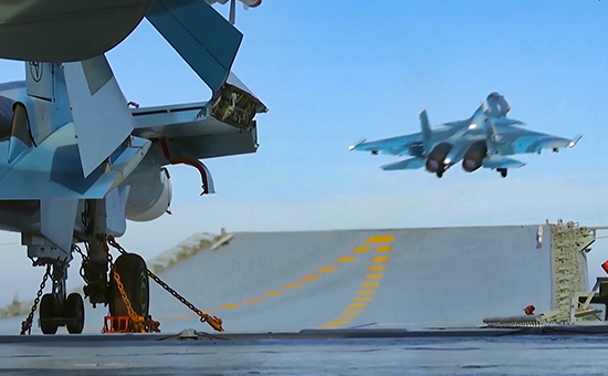 Истребитель Су-33 производит взлет с&nbsp;палубы тяжелого авианесущего крейсера &laquo;Адмирал Кузнецов&raquo; у берегов Сирии в&nbsp;Средиземном море. Ноябрь 2016 года


