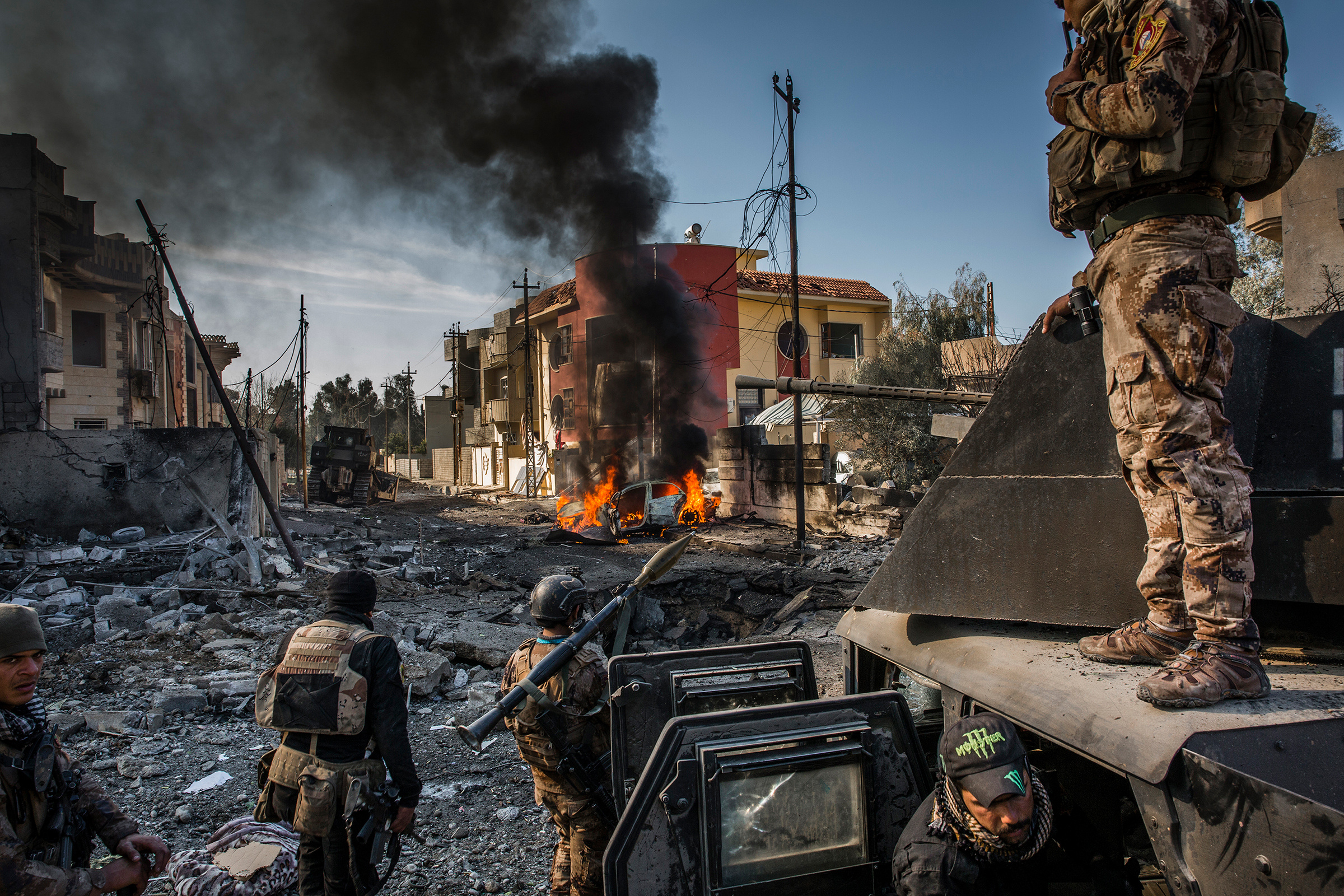Айвор Прикетт, Ирландия

На снимке ирландского фотографа изображена битва за Мосул в Ираке: военные изучают последствия нападения террориста-смертника из&nbsp;ИГ&nbsp;(запрещенная в России организация)
