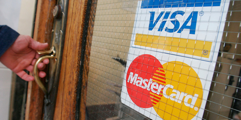 Би-би-си сообщила о прекращении выпуска карт Visa и MasterCard в Крыму