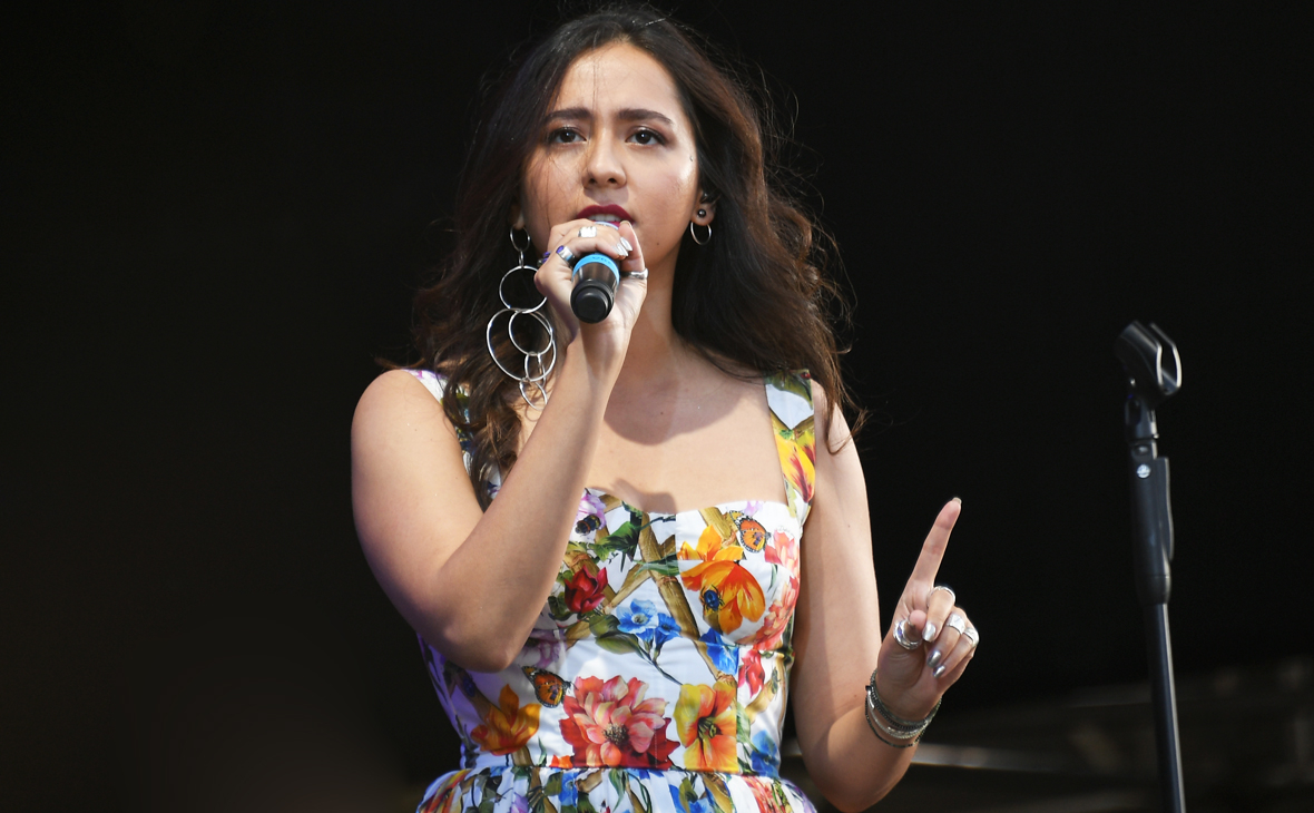 Певица Manizha