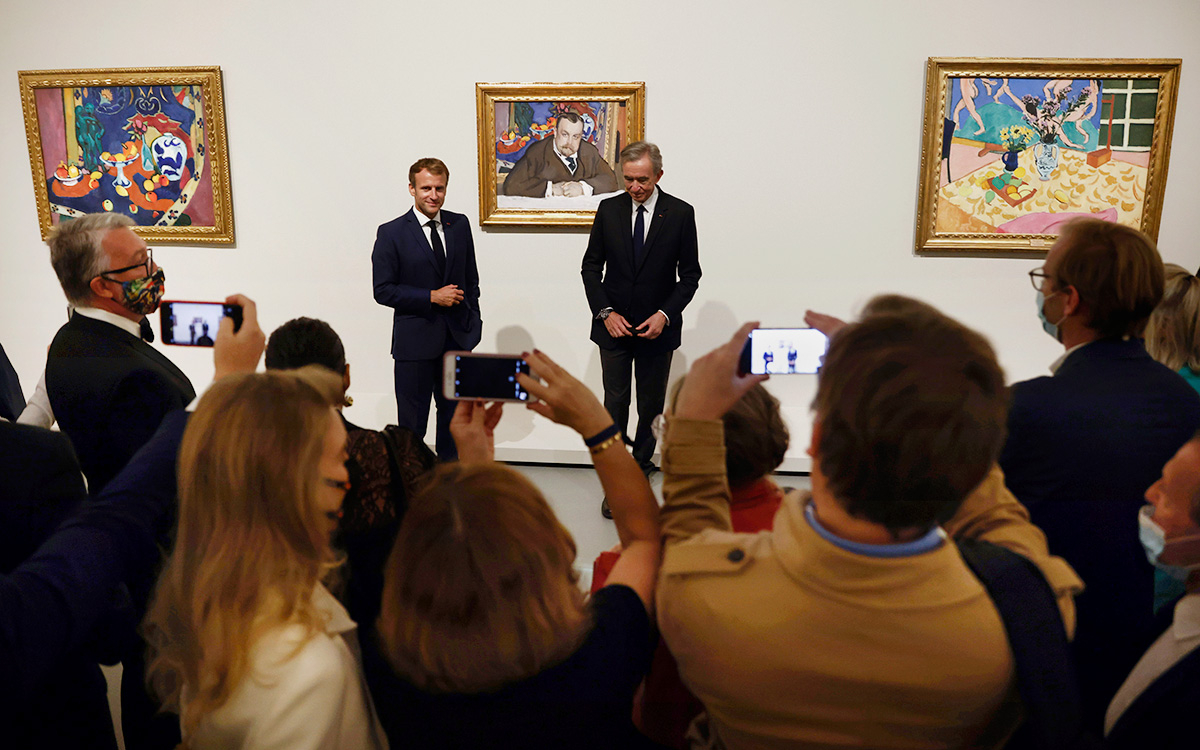 Эммануэль Макрон и Бернар Арно&nbsp;на выставке &laquo;Коллекция Морозовых. Шедевры мирового искусства&raquo; в фонде Louis Vuitton в Париже, 21 сентября 2021 г.