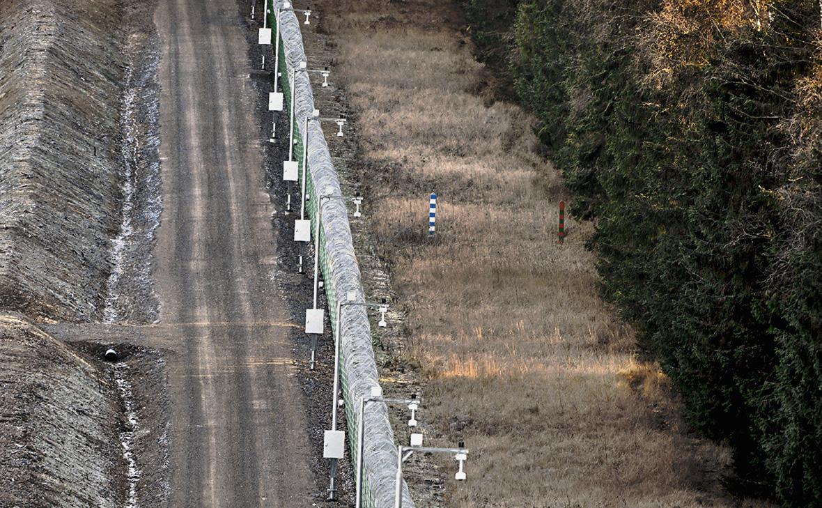 Пограничный забор между Финляндией и Россией в районе города Иматра