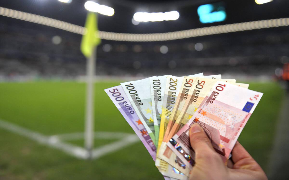 Почти 30 футбольных клубов из ЕС могли нарушить антироссийские санкции