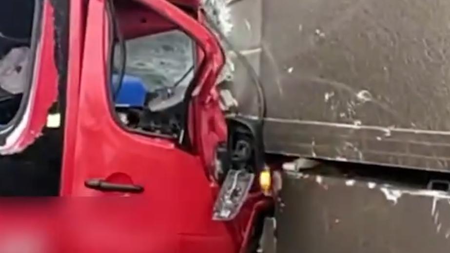 Один человек погиб и 15 пострадали в ДТП с фурой и микроавтобусом