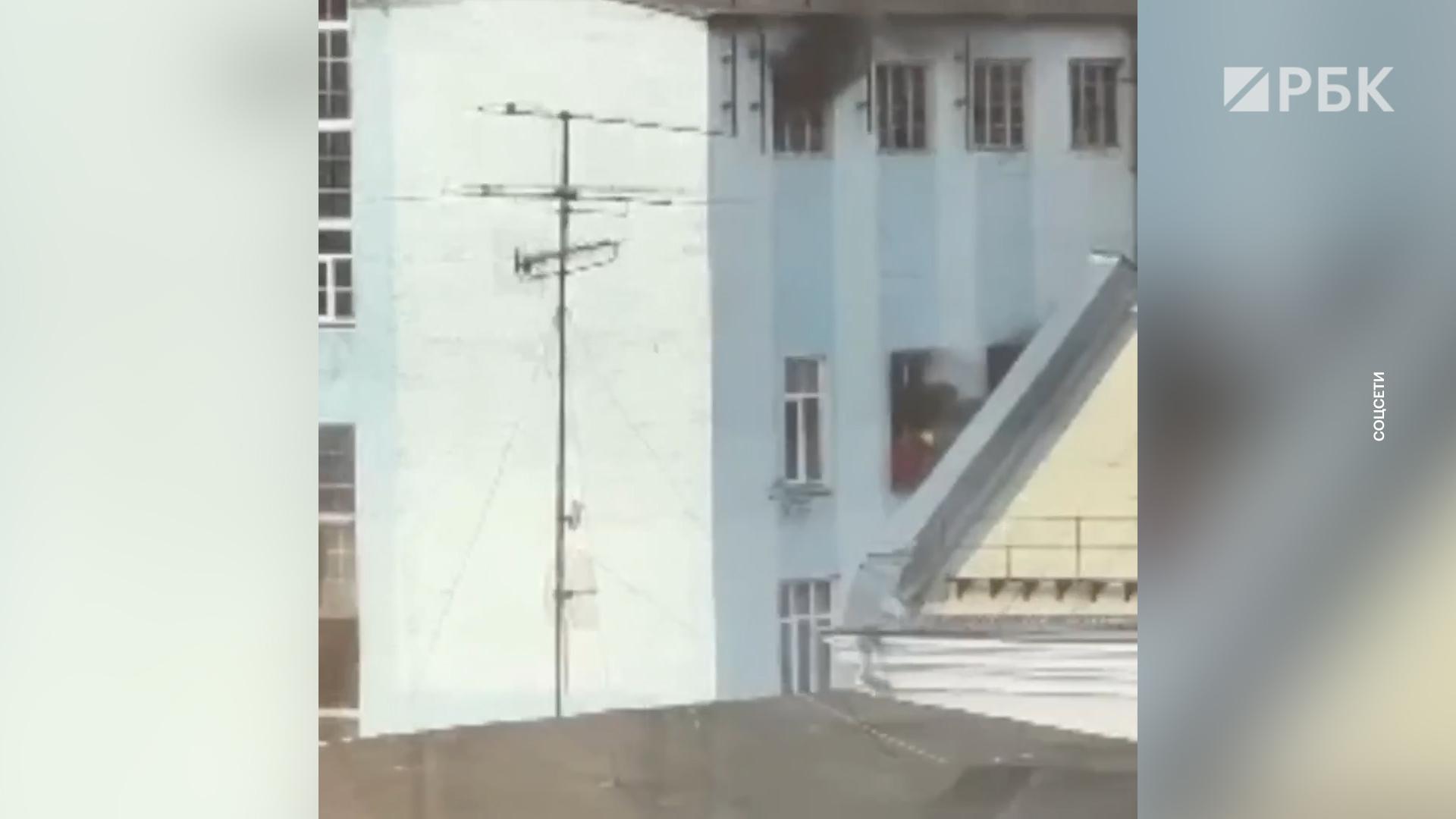 Возле Павелецкого вокзала загорелось здание