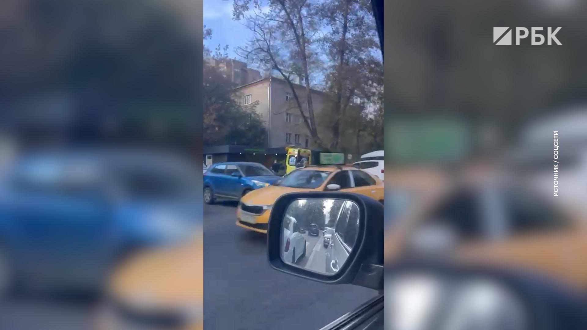 Скорая врезалась в стену дома в Королеве. Видео