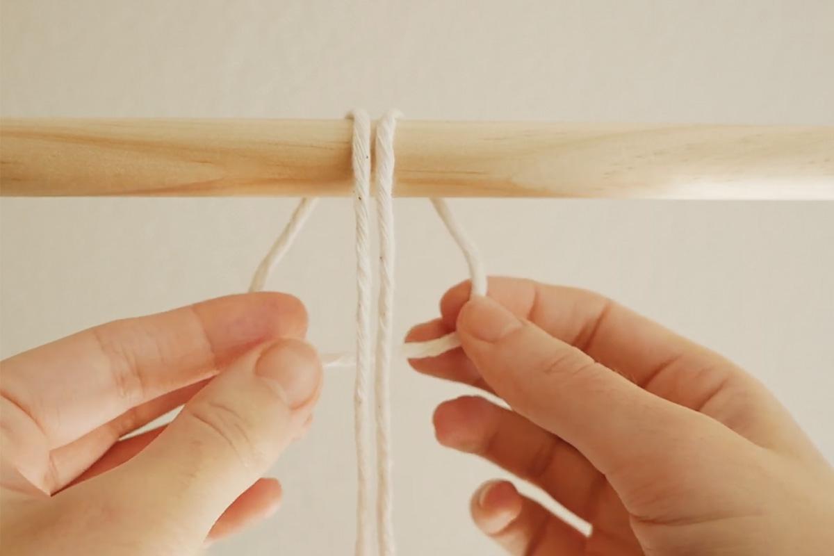 Узел «Голова жаворонка», которым шнур закрепляют на основе для рукоделия