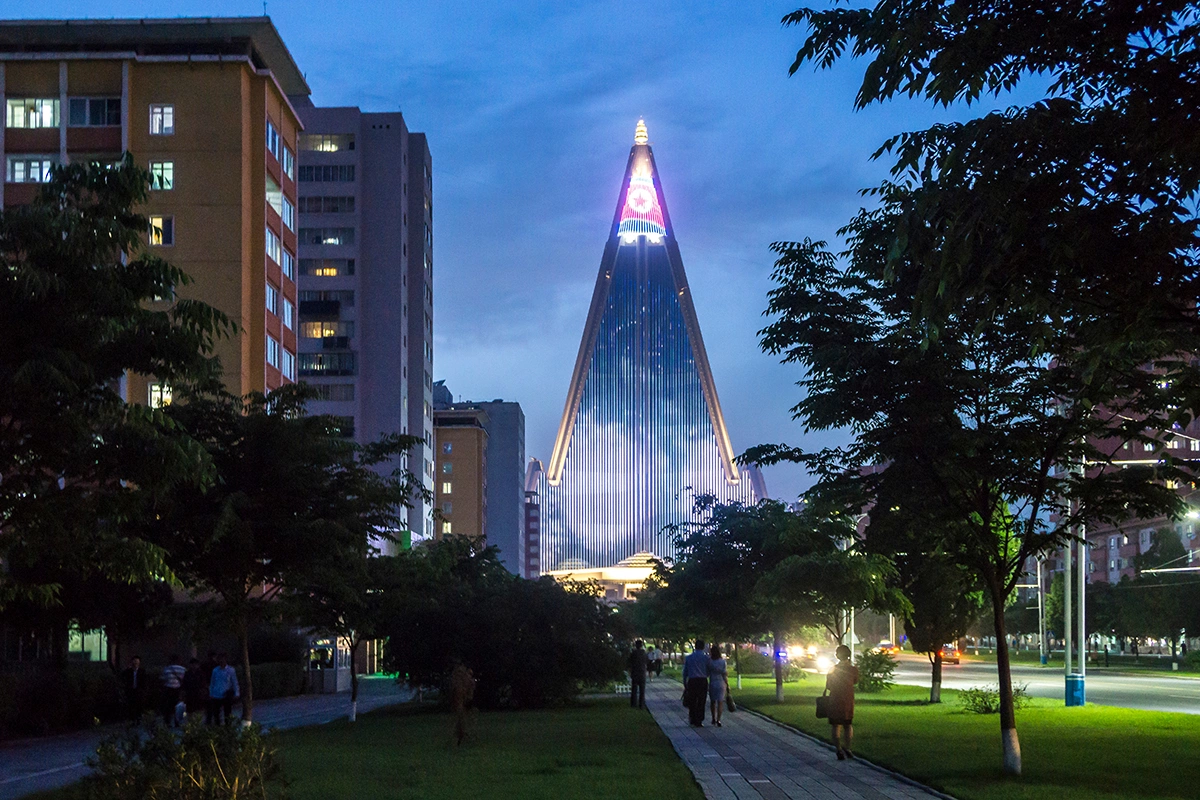 Отель «Рюгён»  в вечернее время, Пхеньян